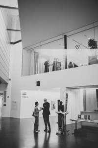 zwei Menschen unterhalten sich im modernen, offenen Eingangsfoyer des Festspielhauses Bregenz