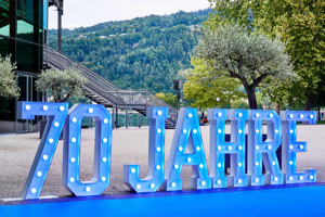 70 Jahre Schriftzug, große hellblaue Buchstaben vor dem Festspielhaus Bregenz