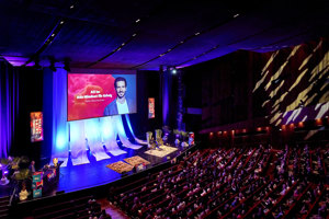 Felix Neureuther auf der Bühne des vollbesetzten Großer Saals im Festspielhaus Bregenz