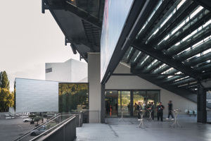 Terrasse vor dem Parkstudio mit Stehtischen mit Blick Richtung Festspielhaus