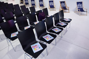 Schwarze Reihenbestuhlung beim Health & Mind Festival im weißen Parkstudio im Festspielhaus Bregenz