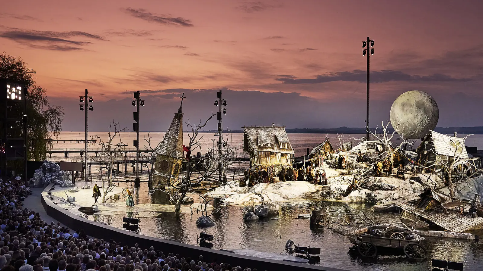 Bregenzer Seebühne, Bühnenbild Der Freischütz - ein winterliches Dorf © Bregenzer Festspiele / Anja Koehler