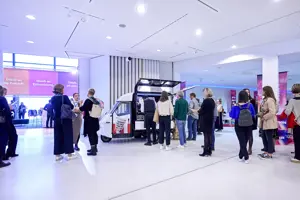 © Anja Koehler Menschen vor einem Mini-Foodtruck beim Health & Mind Festival im weißen Foyer des Festspielhauses Bregenz © Anja Koehler