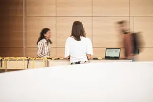 © Büro Magma, Magdalena Türtscher Menschen beim der Teilnehmer:innen-Registrierungstresen im Seefoyer im Festspielhaus Bregenz © Büro Magma, Magdalena Türtscher