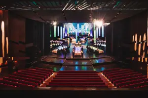 Blick von oben auf eine Bankettbetischung auf der Hauptbühne im Festspielhaus Bregenz © Angela Lamprecht