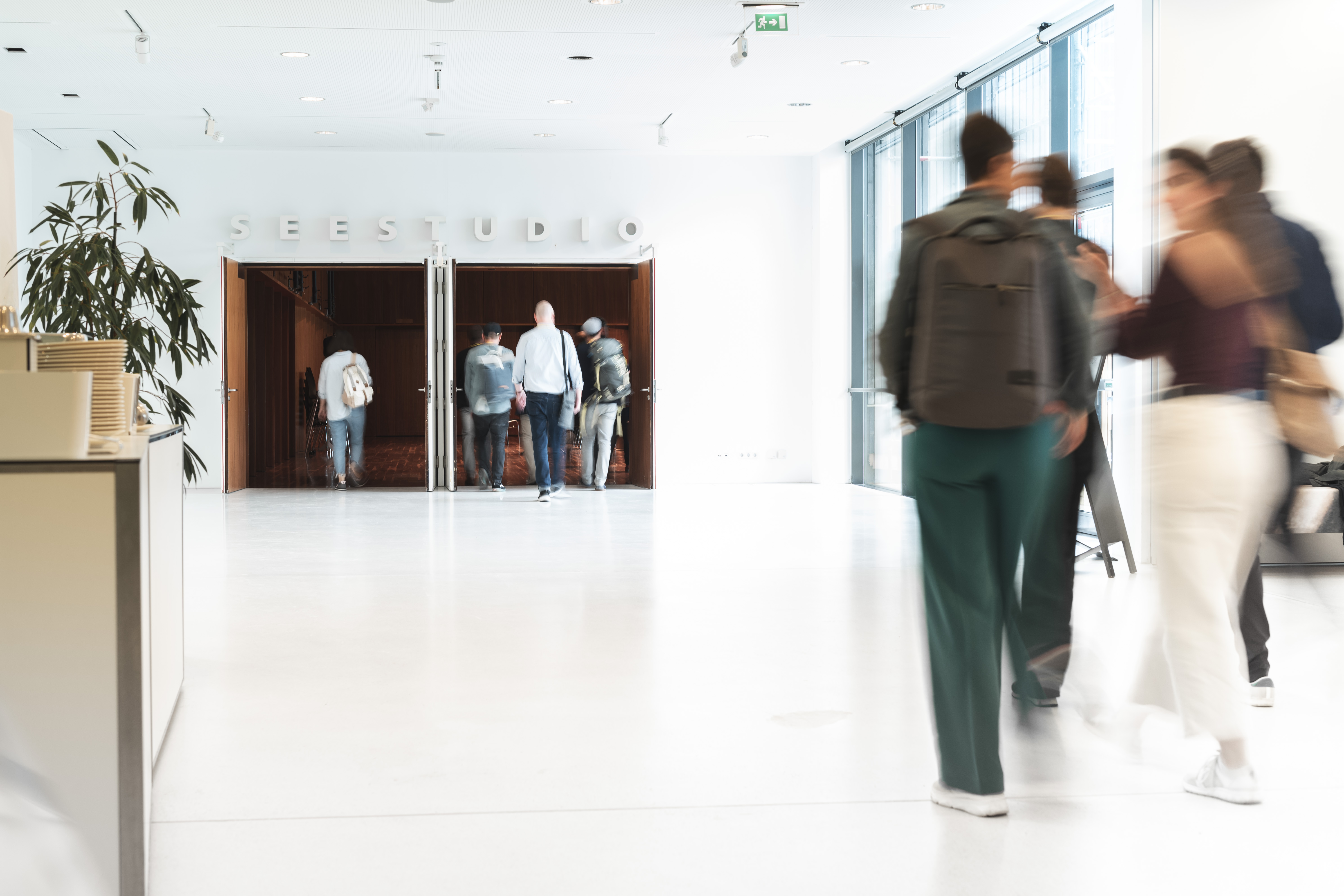 Kongressteilnehmer:innen gehen Richtung Seestudio im Festspielhaus Bregenz © Magdalena Türtscher