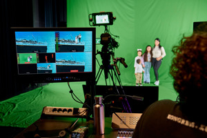 Besucher:innen stehen vor einem Green Screen beim Tag der offenen Tür im Festspielhaus Bregenz
