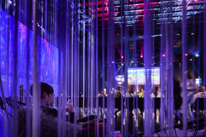 Violett eingeleuchtete Werkstattbühne mit Leinwand im Festspielhaus Bregenz