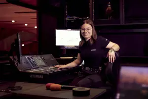 Veranstaltungstechnik-Lehrling Fiona sitzt vor einem Mischpult und einem Screen © Anja Koehler