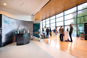 Messe-Besucher:innen in einer Fachausstellung im Seefoyer des Festspielhauses Bregenz