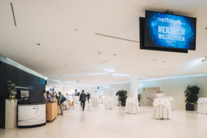 Tagungsteilnehmer:innen im Foyer 1 im Festspielhaus Bregenz auf dem Weg zum nächsten Programmpunkt