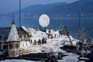 Führungsgruppe auf der Seebühne, im Bühnenbild Der Freischütz beim Tag der offenen Tür des Festspielhauses Bregenz