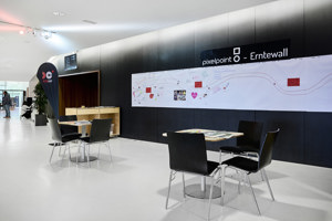 Foyer 1 im Festspielhaus Bregenz mit Sitzgelegenheiten vor einer Leinwand