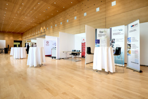 Fachausstelung mit Stehtischen im lichtdurchfluteten Seefoyer des Festspielhauses Bregenz