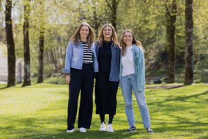 Drei Frauen stehen lachend im Grünen, Team Convention Partner Vorarlberg