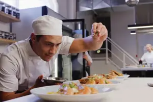 Ein Koch garniert Speisen in der Küche des Festspielhauses Bregenz © bobdo