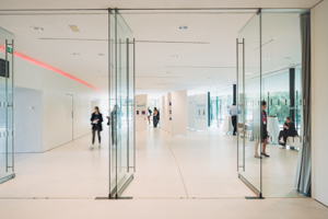 offene Glasflügeltüren zum hellen Parkstudio mit Fachausstellung im Festspielhaus Bregenz