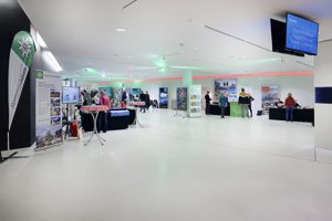 Fachausstellung bei der DAV Hauptversammlung im weißen Foyer im Festspielhaus Bregenz