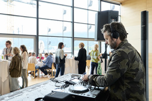 Ein DJ am steht am DJ Pult im Seefoyer des Festspielhauses Bregenz