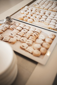 Tabletts mit süßem Gebäck im Festspielhaus Bregenz