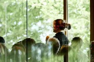 Eine Frau mit Mikrofon steht vor der Glasfront im Seestudio  des Festspielhauses Bregenz © Anja Koehler