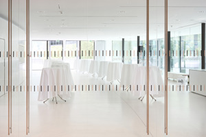 Stehtische mit weißen Tischtüchern im weißen Parkstudio des Festspielhauses Bregenz