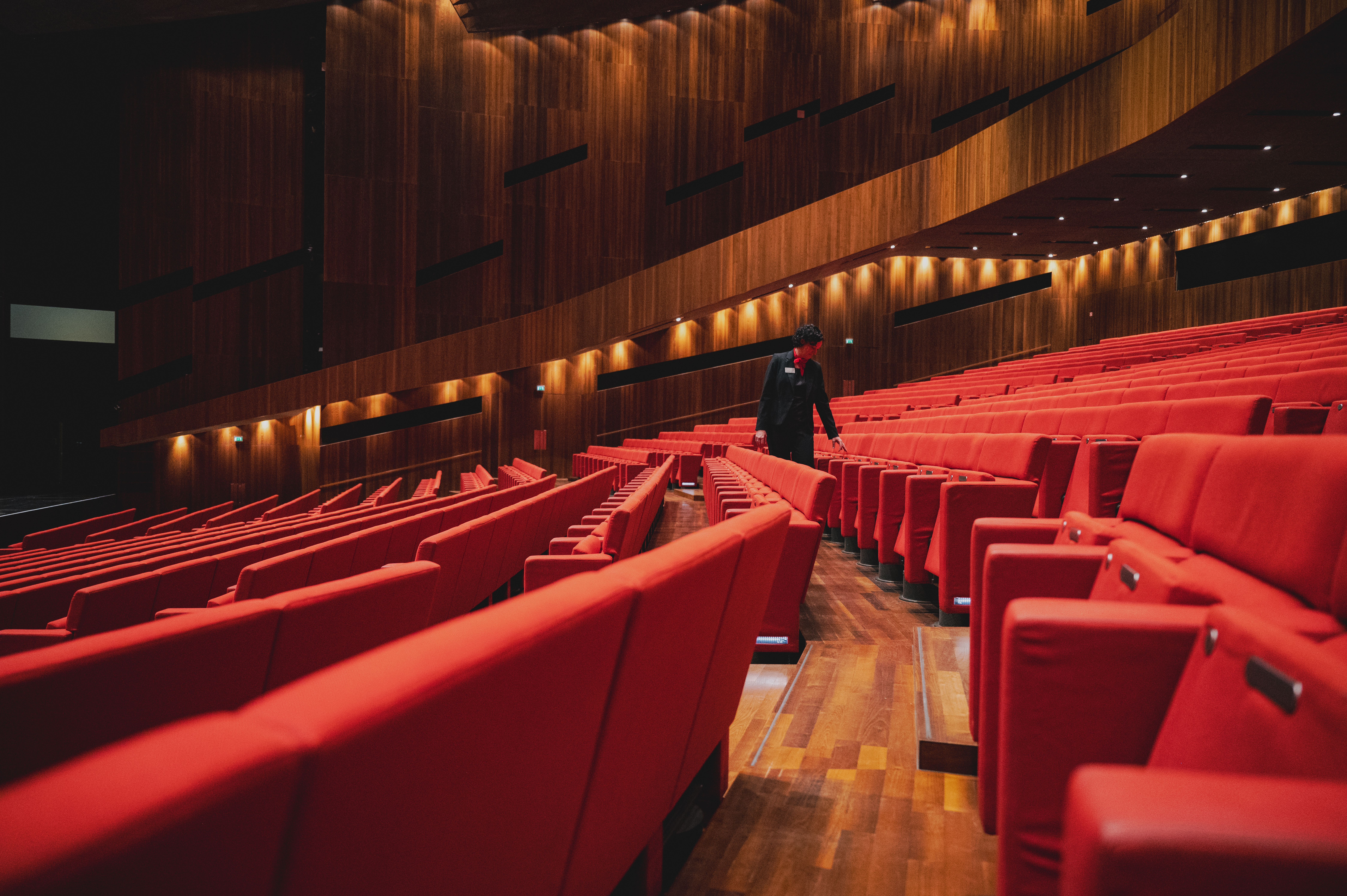 Rote Stuhlreihen im Großen Saal des Festspielhauses Bregenz © Magdalena Türtscher