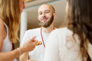 Im Fokus ein vergnügt aussehender junger Mann © Anja Koehler