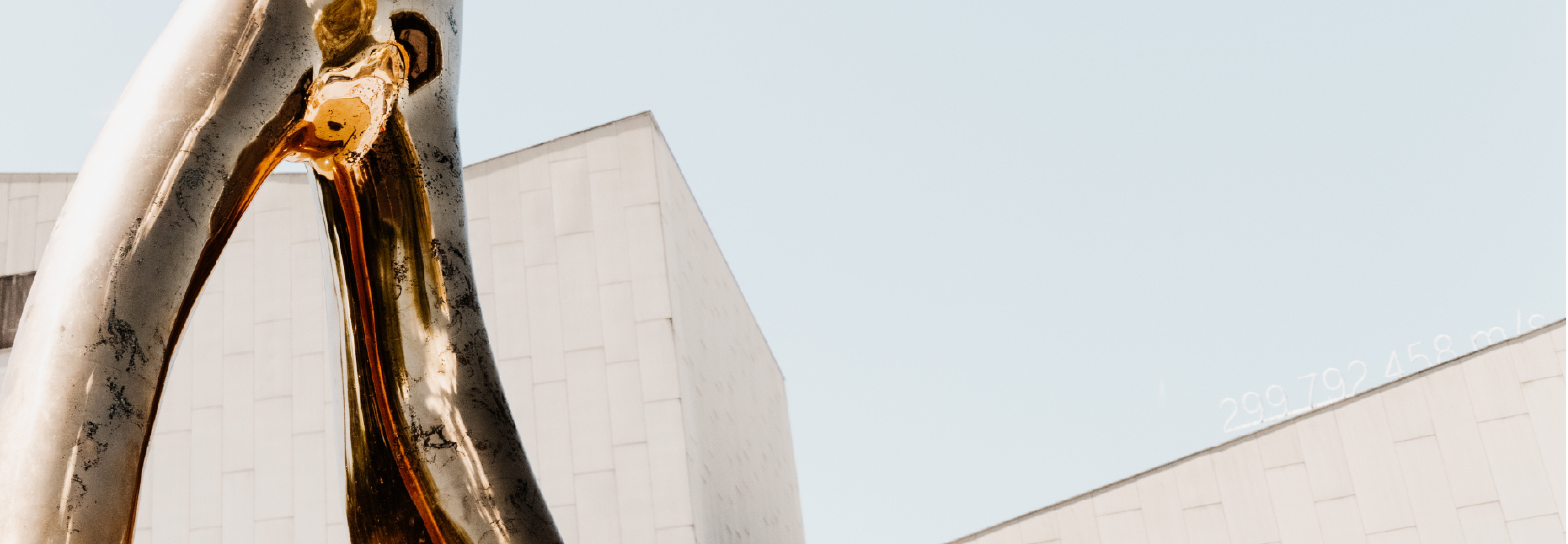 Nahaufnahme der Ready Maid vor dem Festspielhaus Bregenz © Dominic Kummer