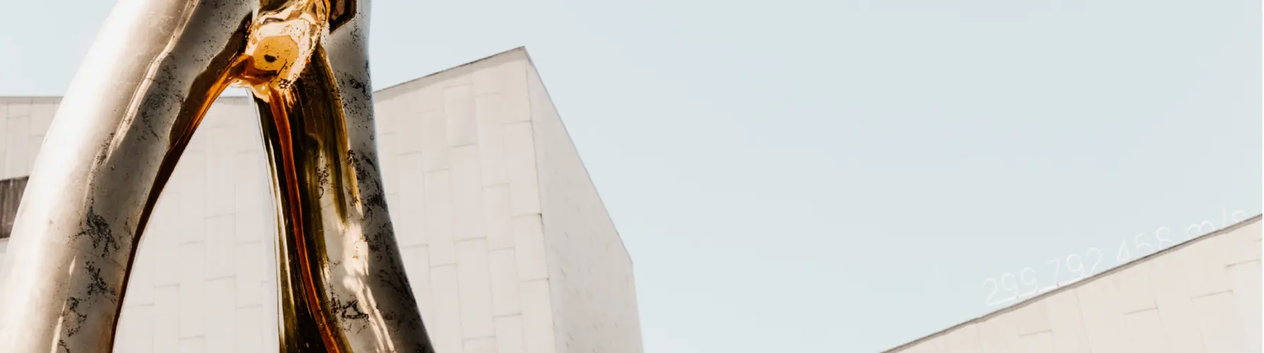 Nahaufnahme der Ready Maid vor dem Festspielhaus Bregenz © Dominic Kummer
