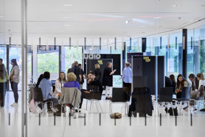 Menschen in Workshop-Gruppen im Parkstudio im Festspielhaus Bregenz