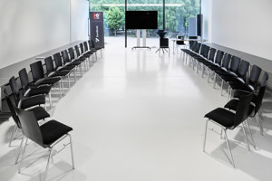 Zwei schwarze Stuhlreihen im abgeteilten weißen Saal Bodensee im Festspielhaus Bregenz