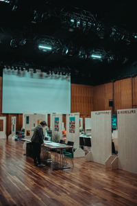 Ausstellungswände einer Plakatausstellung im Seestudio des Festspielhauses Bregenz