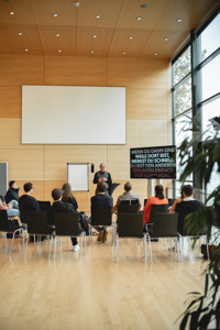 Workshop im hellen Seefoyer des Festspielhauses Bregenz