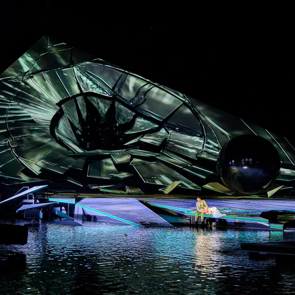 Ein riesiger zerborstener Spiegel, Bühnenbild La traviata Seebühne Bregenz © Bregenzer Festspiele / Anja Koehler