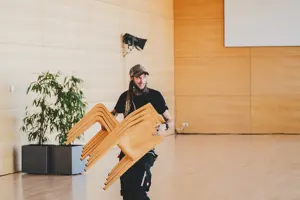 ein Veranstaltungstechniker mit einem Stapel Sühle im Seefoyer des Festspielhauses Bregenz © Büro Magma, Magdalena Türtscher