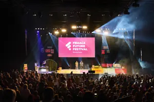 © Anja Koehler Vollbesetzte Reihenbestuhlung, eine Bühne mit Lounge-Möbeln und Leinwand in der Werkstattbühne des Festspielhauses Bregenz © Anja Koehler