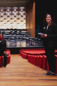 Publikumsservice im Großen Saal des Festspielhauses Bregenz